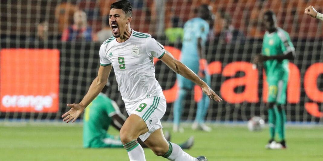 L’Algérie vient de remporter sa première « bataille » à la CAF devant le Maroc Joueur algérien en célébration après une victoire importante.