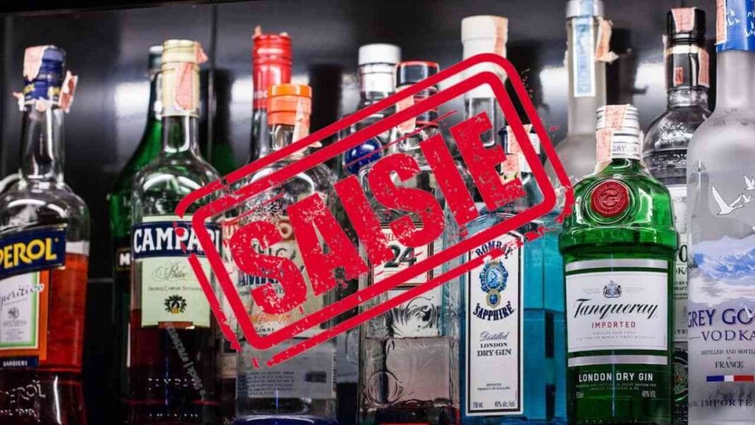 Saisie de bouteilles d'alcool dans une boutique ou un entrepôt.