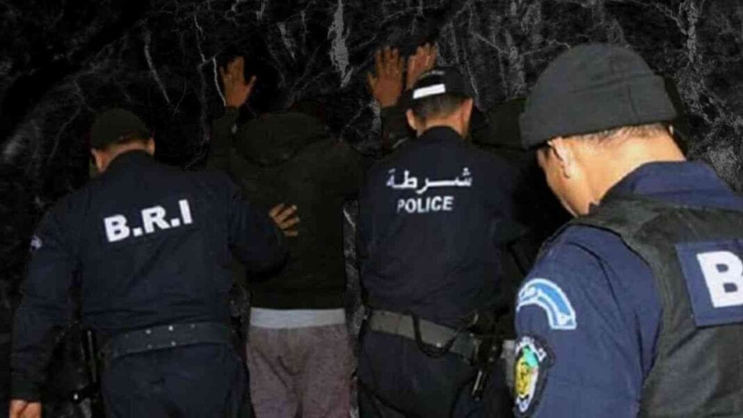 El Bayadh: Un individu arrêté par les services de la Sûreté pour… Policiers en action lors d'une arrestation à El Bayadh.