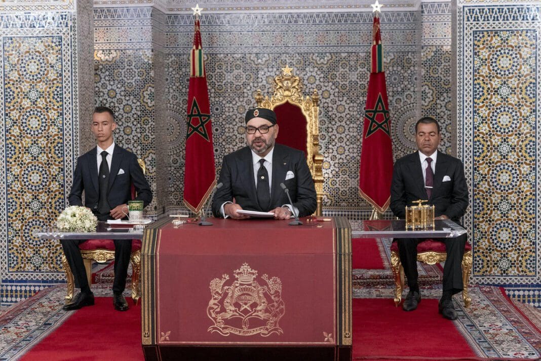 Responsables marocains lors d'une réunion officielle dans un décor traditionnel.