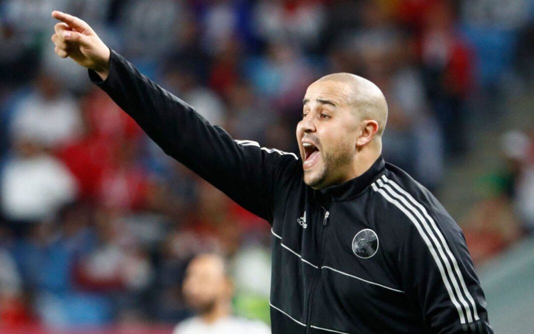 Madjid Bougherra, entraîneur, en pleine déclaration sur le terrain.