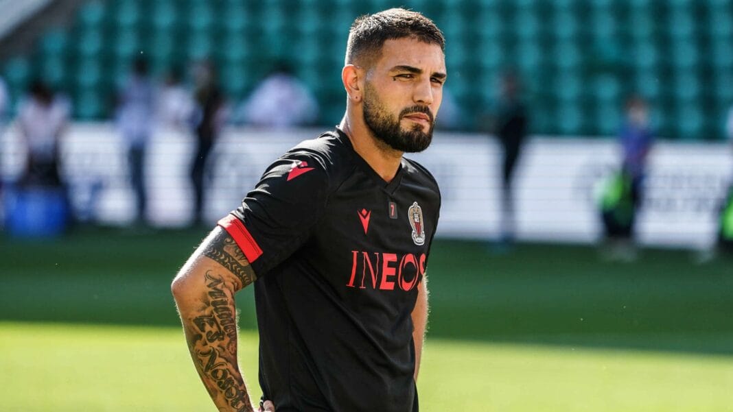 Footballeur algérien en tenue noire sur le terrain.