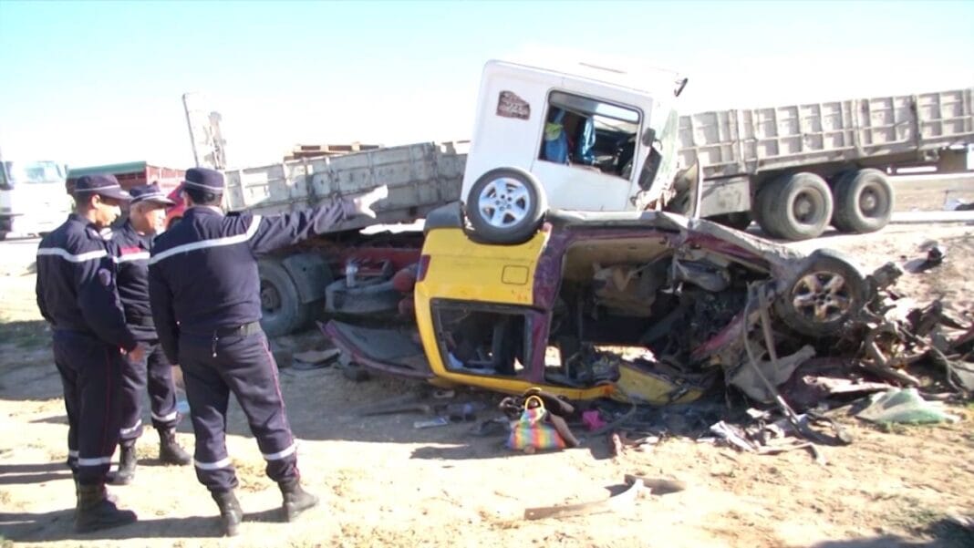 06 morts dans un accident de la route à Tindouf Camion accidenté avec plusieurs policiers sur la scène de l'accident.