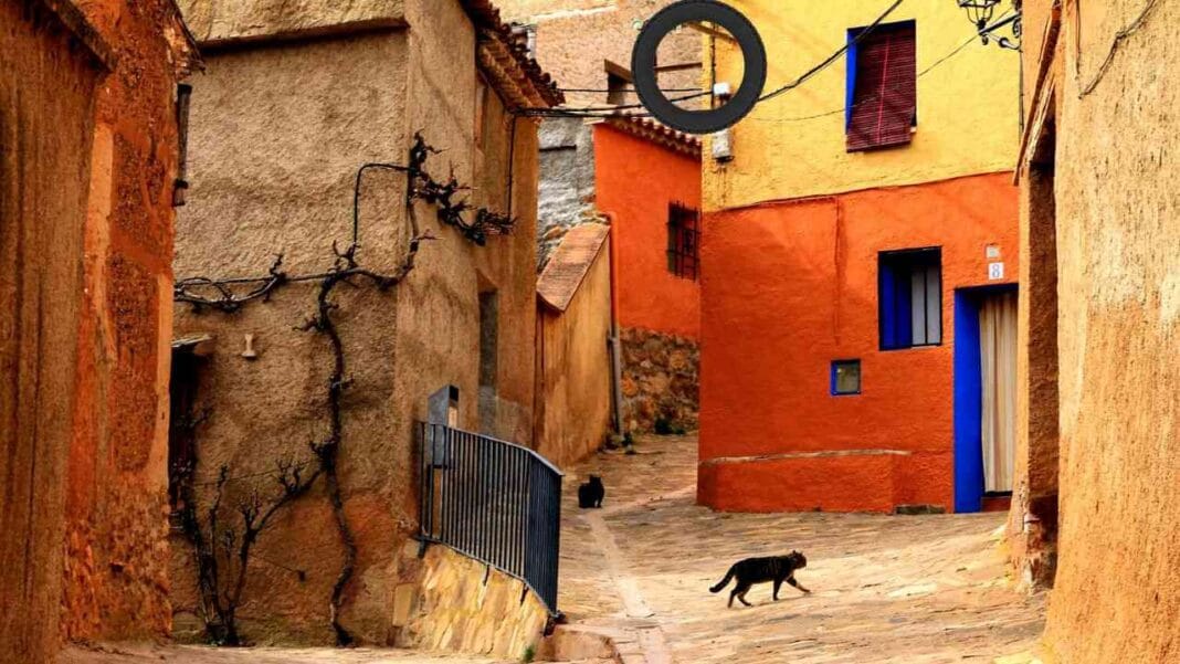 Maisons traditionnelles en Algérie avec pneus sur le toit pour la décoration.