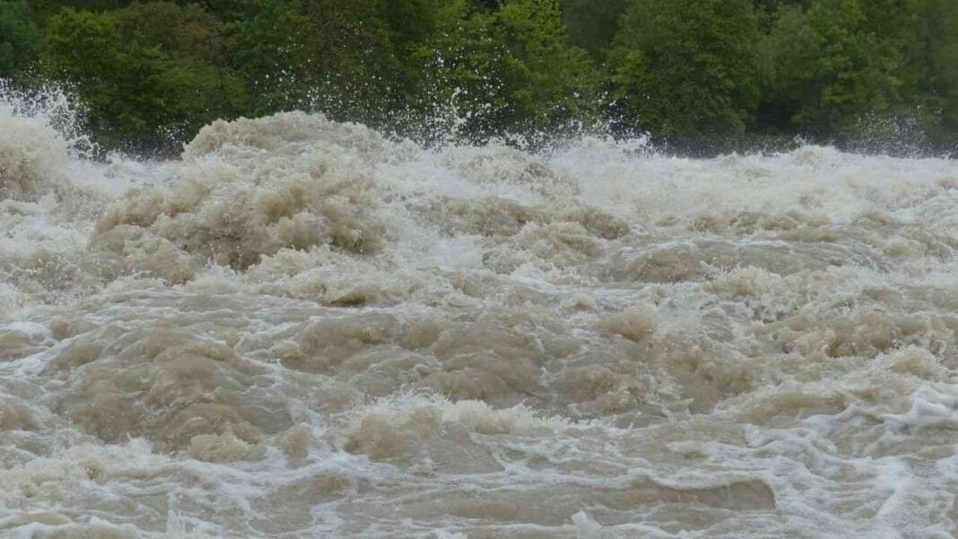 Rivière en crue causée par de fortes pluies en Algérie.