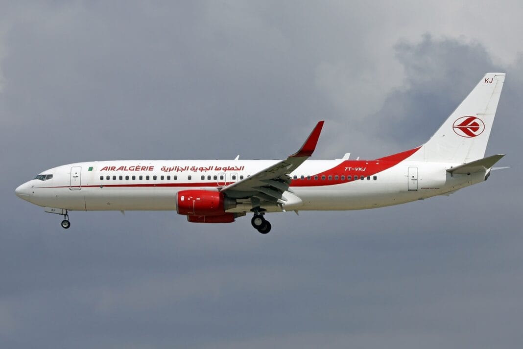 Skytrax : Découvrez la note d’Air Algérie Avion d'Air Algérie en vol dans un ciel nuageux.