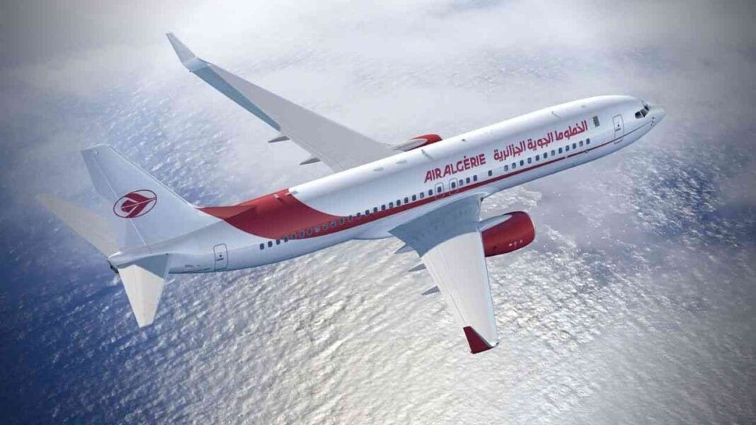 Air Algérie: Une pétition recueille 1000 signatures pour… Avion Air Algérie survolant l'océan avec logo visible.