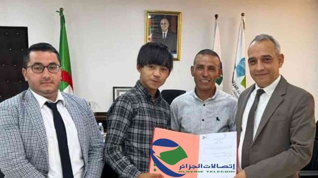 Algérie Télécom: Abdelkader Mouaz prouve encore son talent Quatre hommes en réunion avec documents officiels et drapeaux algériens.