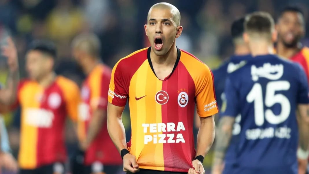 Feghouli en maillot de Galatasaray lors d'un match de football.