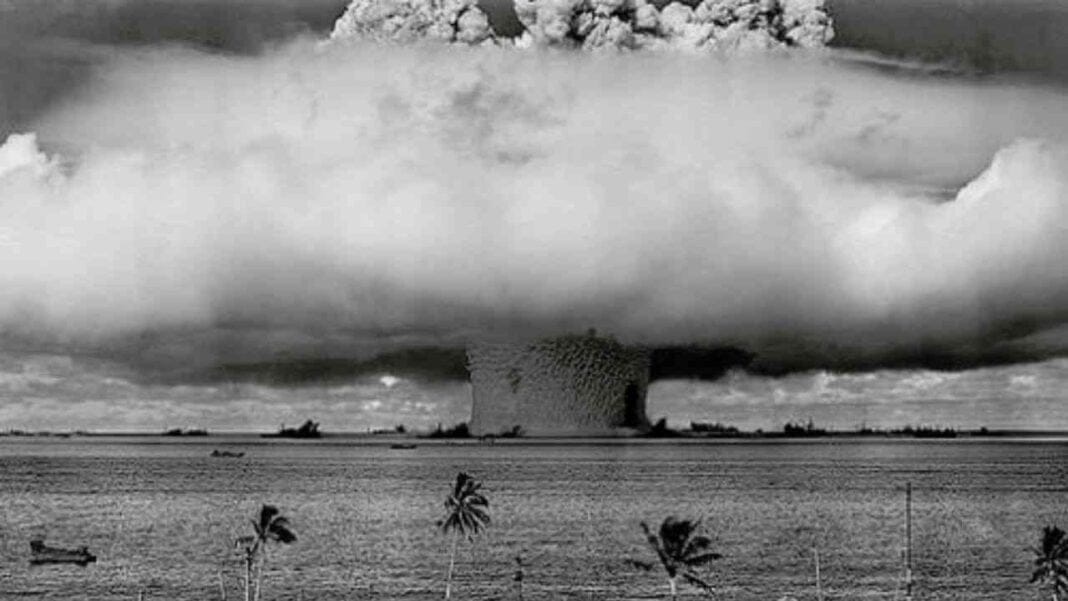 Nuage de explosion nucléaire en noir et blanc.
