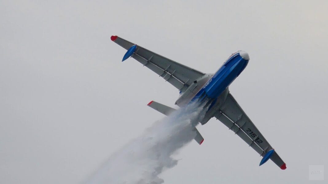 Avion de lutte contre l'incendie Beriev B-200 Avion Beriev B-200 en vol, déversant de l'eau contre un incendie.