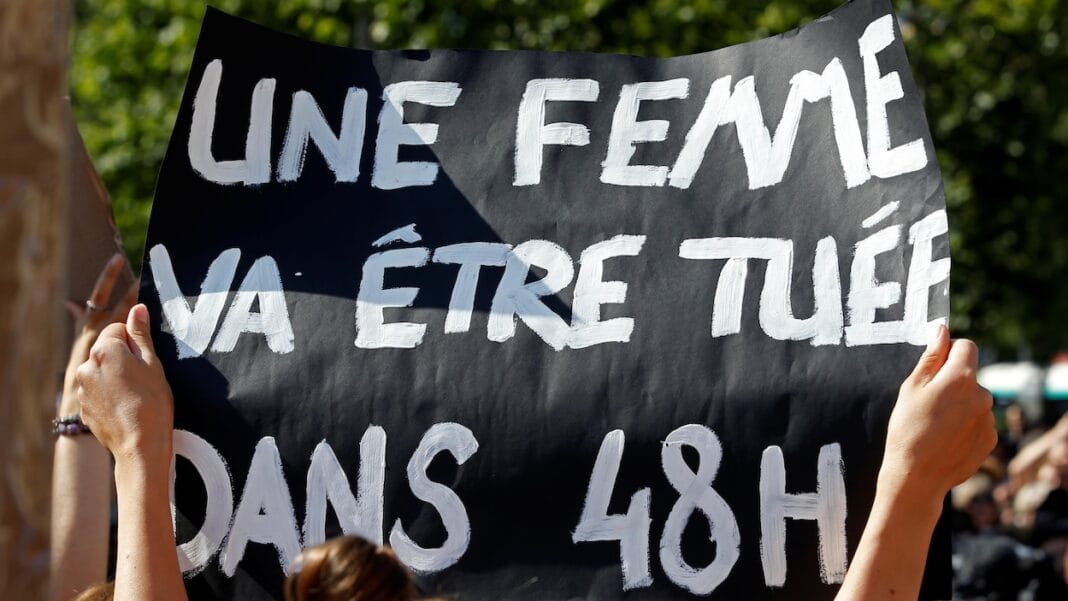 Algérie : les chiffres terrifiants des féminicides Drapeau avec message contre la violence faite aux femmes en Algérie.