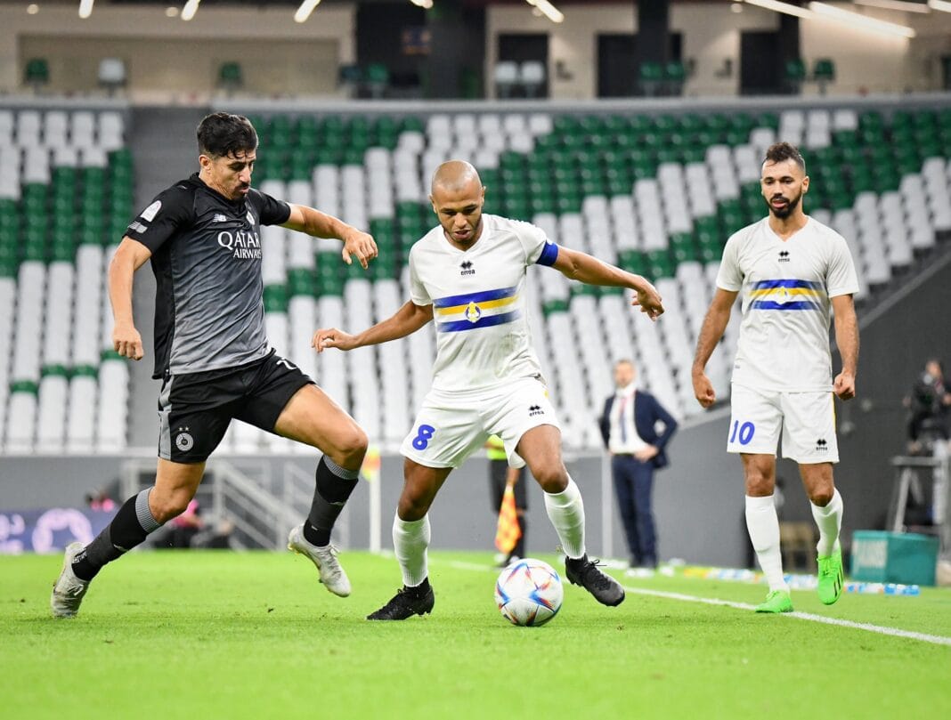 Al Gharafa : la prestation XXL de Brahimi, les débuts de rêve de Belfoldil (VIDEO) Joueur de Al Gharafa en action lors d'un match de football.