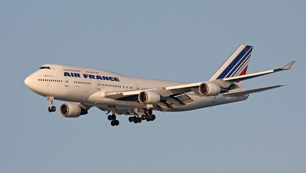 Perturbations au niveau des vols de Air France à cause de …. Avion Air France en vol dans le ciel clair.