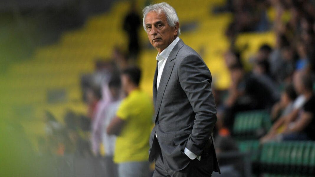 Vahid Halilhodzic en costume lors d'un match de football.