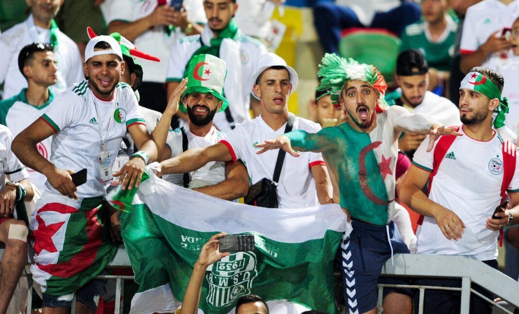 Match amical Algérie – Guinée : plus de 36.000 billets déjà vendus Supporters algériens avec drapeaux et maquillage lors du match amical.