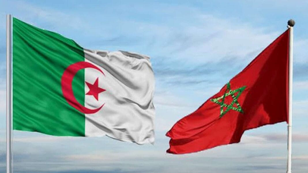 Espagne : violents affrontements entre Marocains e t Algériens Drapeaux d'Algérie et du Maroc flottant dans le ciel.