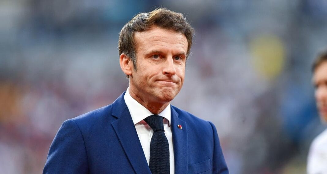 Macron, dans une déclaration surprenante : Je ne présenterai pas d’excuses à l’Algérie pour les crimes du colonialisme Emmanuel Macron en costume lors d'une événement public.