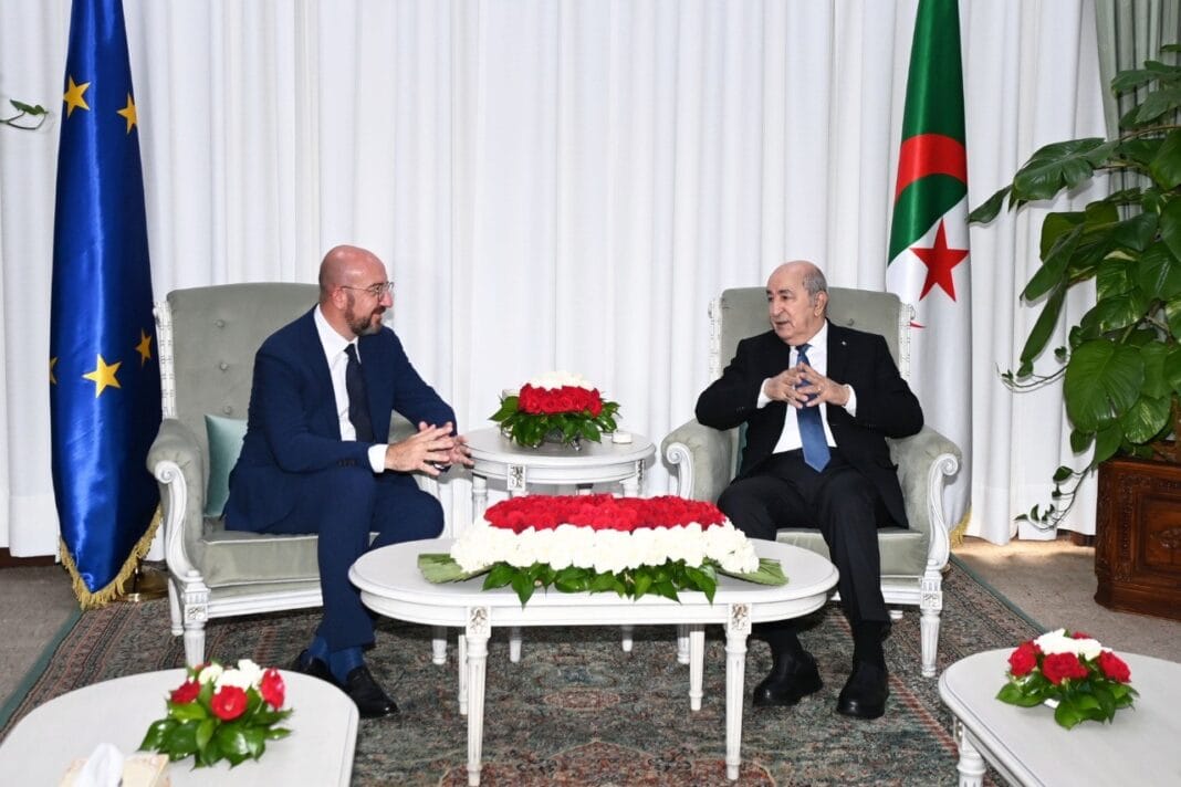 Tebboune et Charles Michel discutent lors d'une réunion officielle.