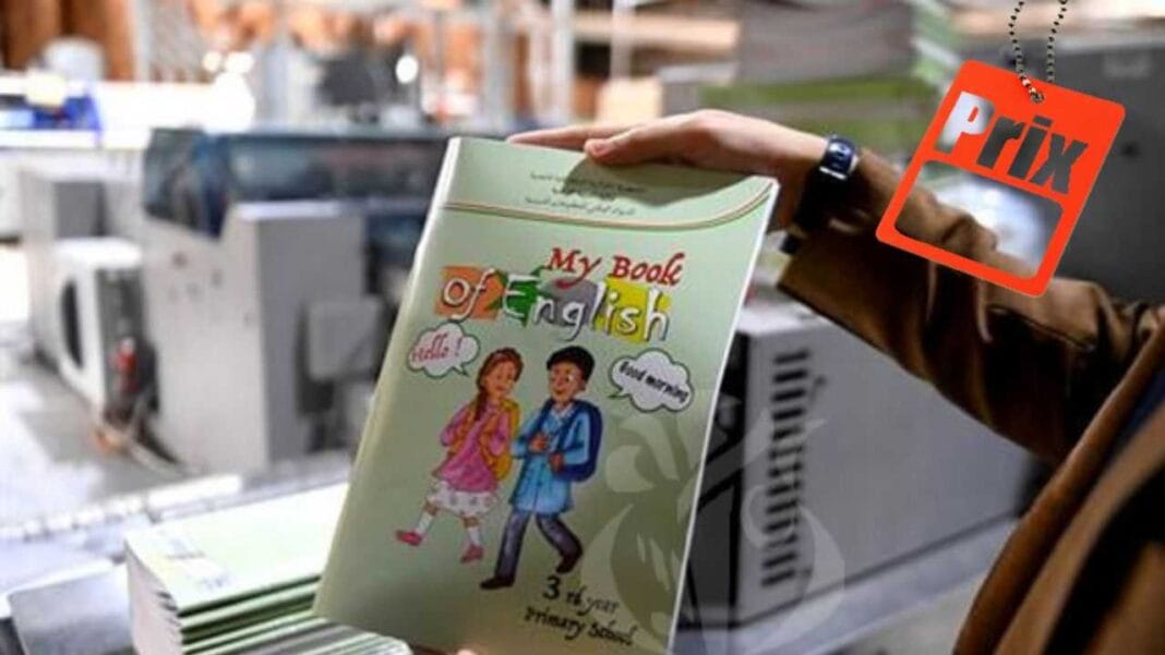 Le prix du manuel scolaire d’anglais dévoilé Manuel scolaire d'anglais avec illustration d'enfants.