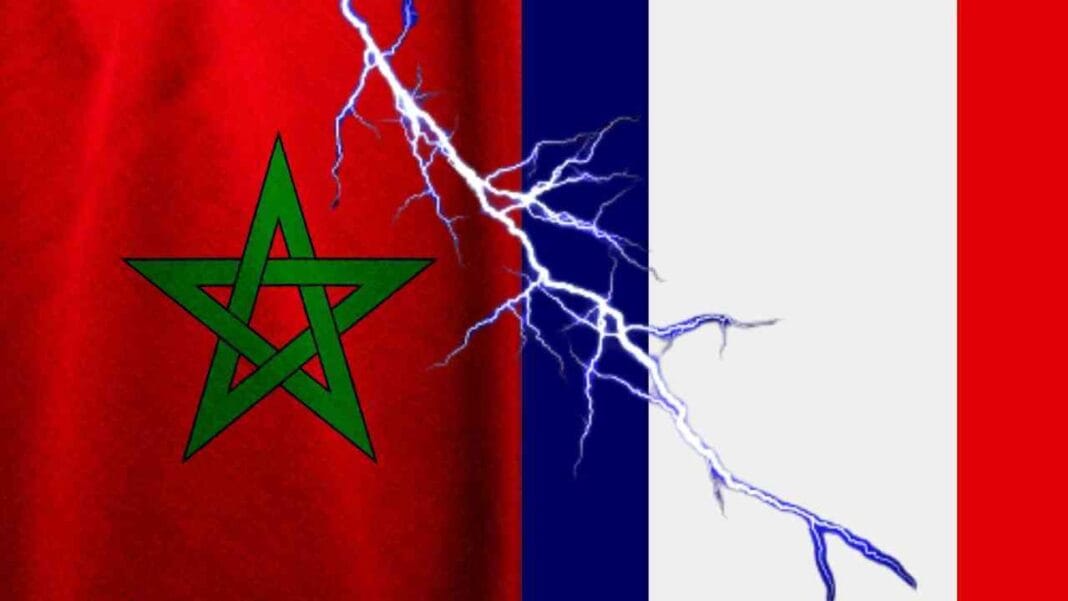 Drapeau du Maroc avec un éclair traversant le drapeau.