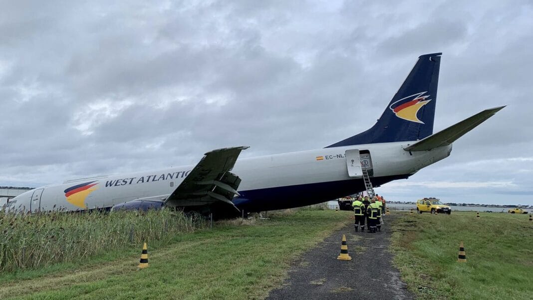 Avion de West Atlantic endommagé sur le sol avec personnel de secours.