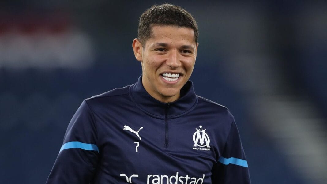 Officiel : Amine Harit signe définitivement à l’OM Joueur de football souriant en tenue Olympique de Marseille.