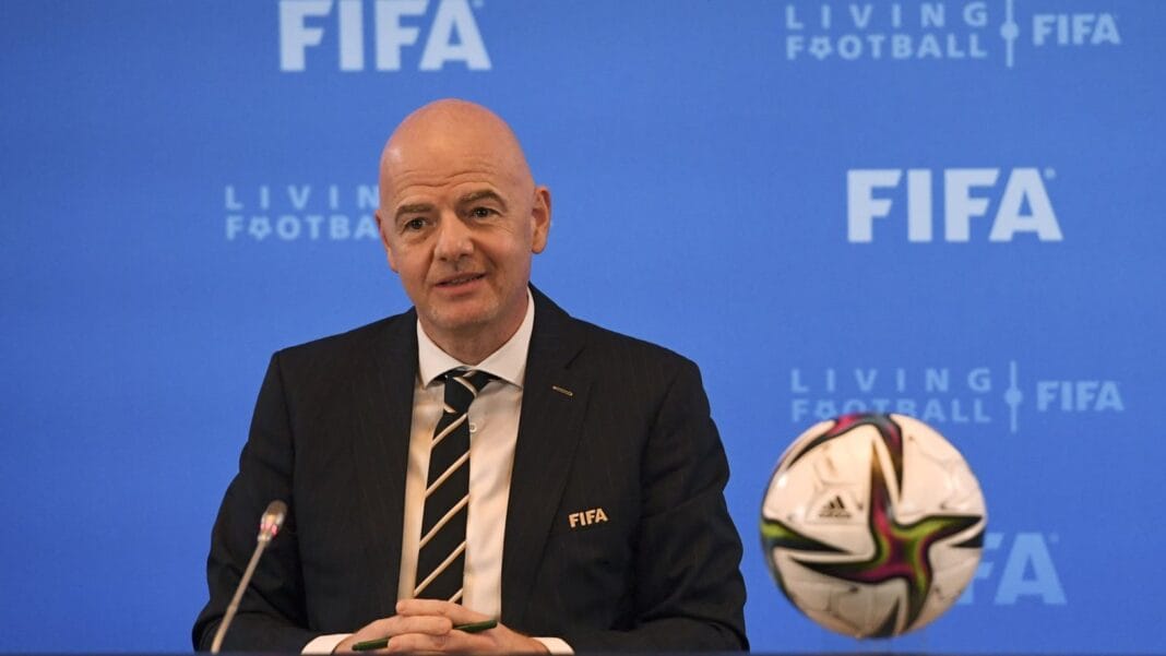 Mondial 2022: Fin de suspense dans l’affaire Algérie Cameroun Responsable FIFA lors d'une conférence avec ballon de football FIFA.