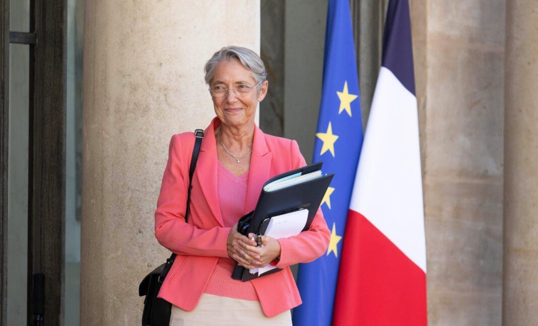 Diplomatie : Elisabeth Borne se rendra en Algérie le… Elisabeth Borne avec drapeaux français et européen en arrière-plan.