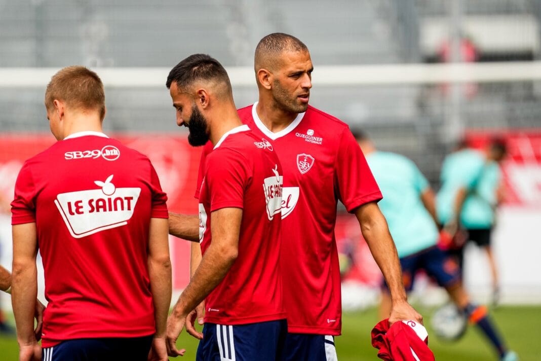 Algérie : Slimani ne digère toujours pas la défaite contre le Cameroun Slimani lors d'une séance d'entraînement à Brest, portant un maillot rouge.