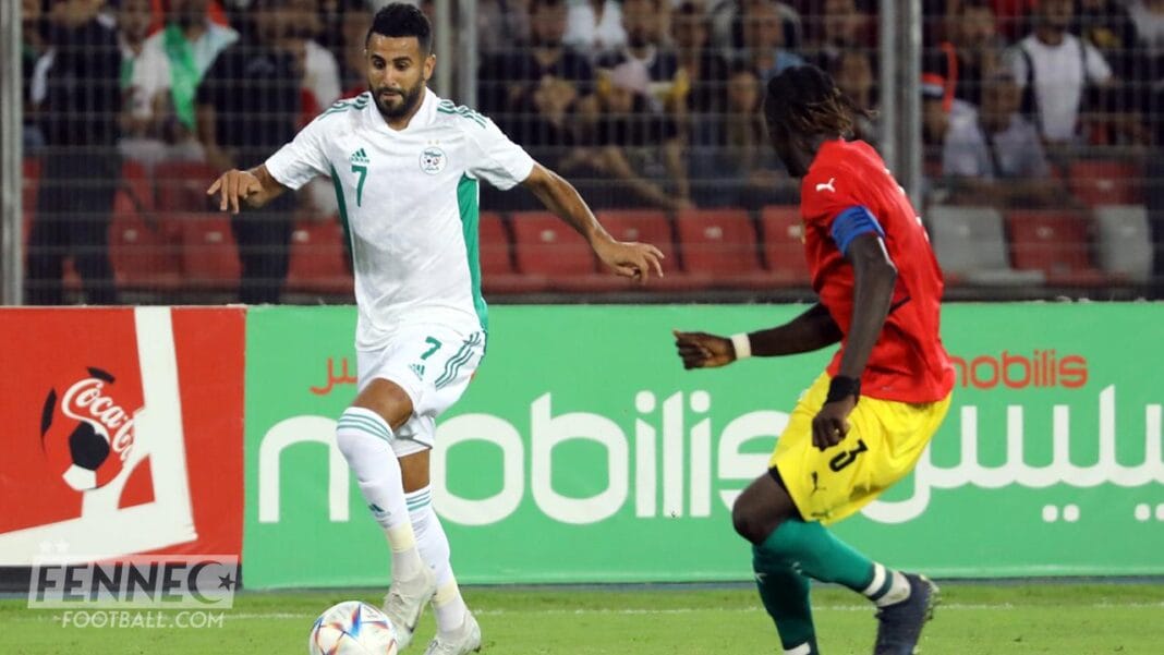 Algérie Guinée : réaction des supporters à l’entrée de Mahrez (Vidéo) Riyad Mahrez contrôlant le ballon face à un défenseur guinéen.