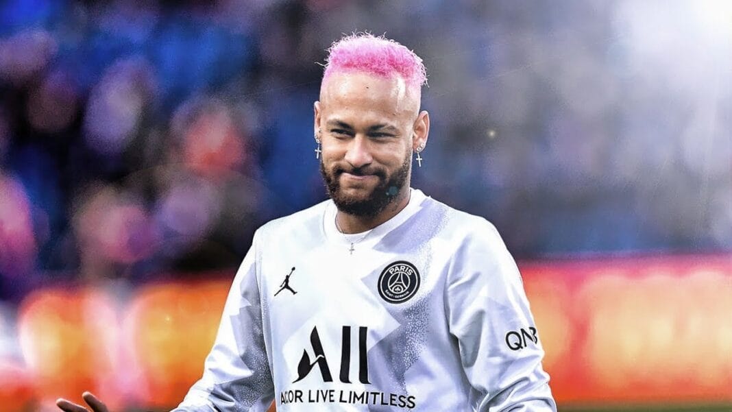 Ligue 1 : Neymar élu meilleur joueur du mois d’août Neymar souriant, portant le maillot du PSG, élu meilleur joueur du mois d'août.