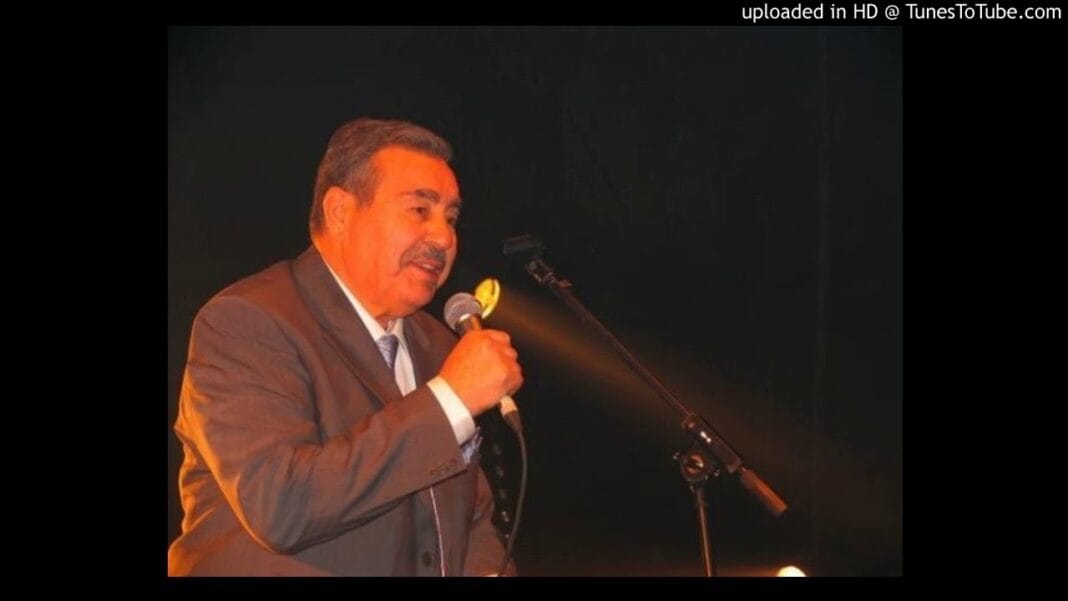 Le chanteur Akli Yahyaten parle lors d'un événement culturel.