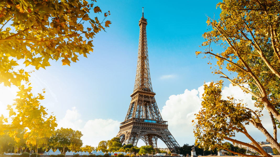 Vue de la Tour Eiffel avec arbres aux couleurs d'automne.