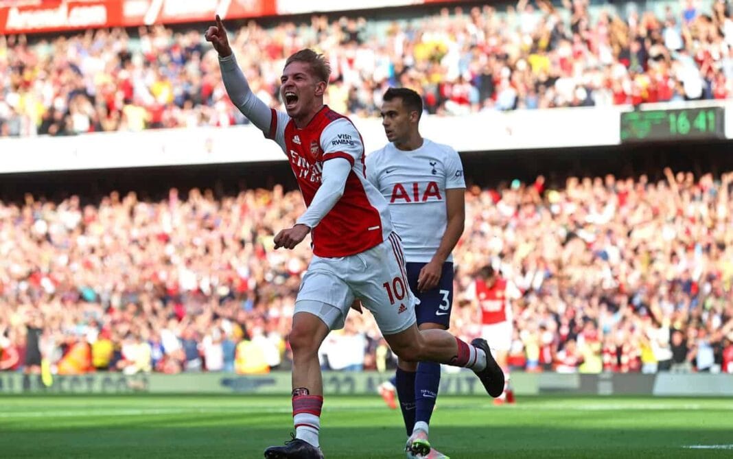 Joueur d'Arsenal célébrant un but contre Tottenham en Premier League.