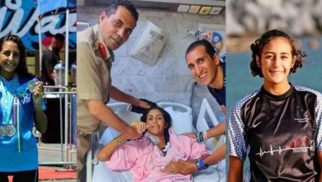 Jeune joueuse égyptienne souriante lors d'une compétition sportive.