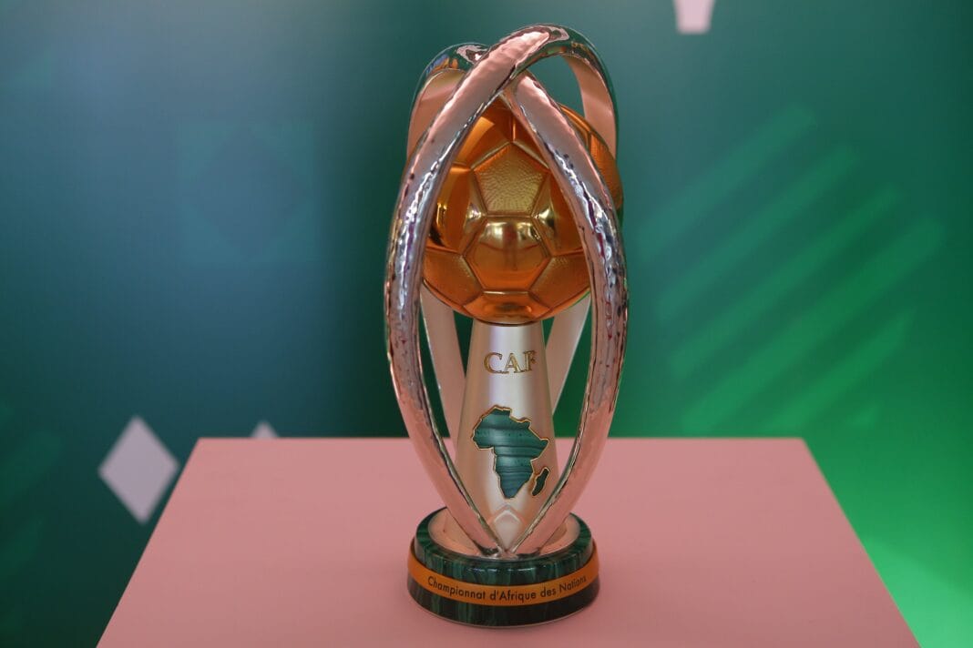 CHAN 2022 : l’Algérie compte sur ses supporters Trophée de la CAN 2023 avec un ballon de football africain.