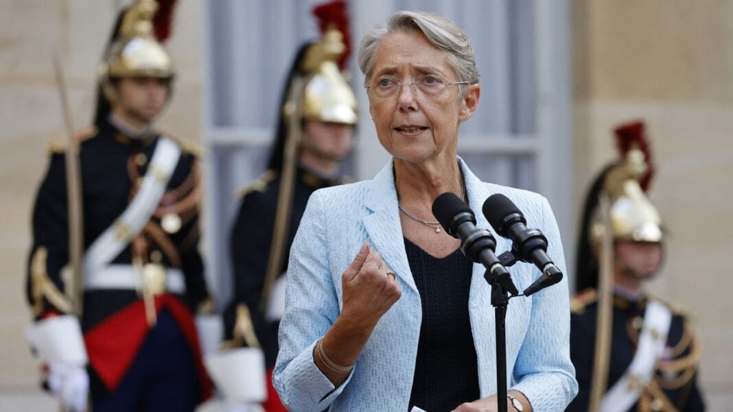 Le premier ministre français Elizabeth Bourne arrivera en Algérie dimanche prochain Élisabeth Borne lors d'une déclaration en Algérie avec des soldats en arrière-plan.