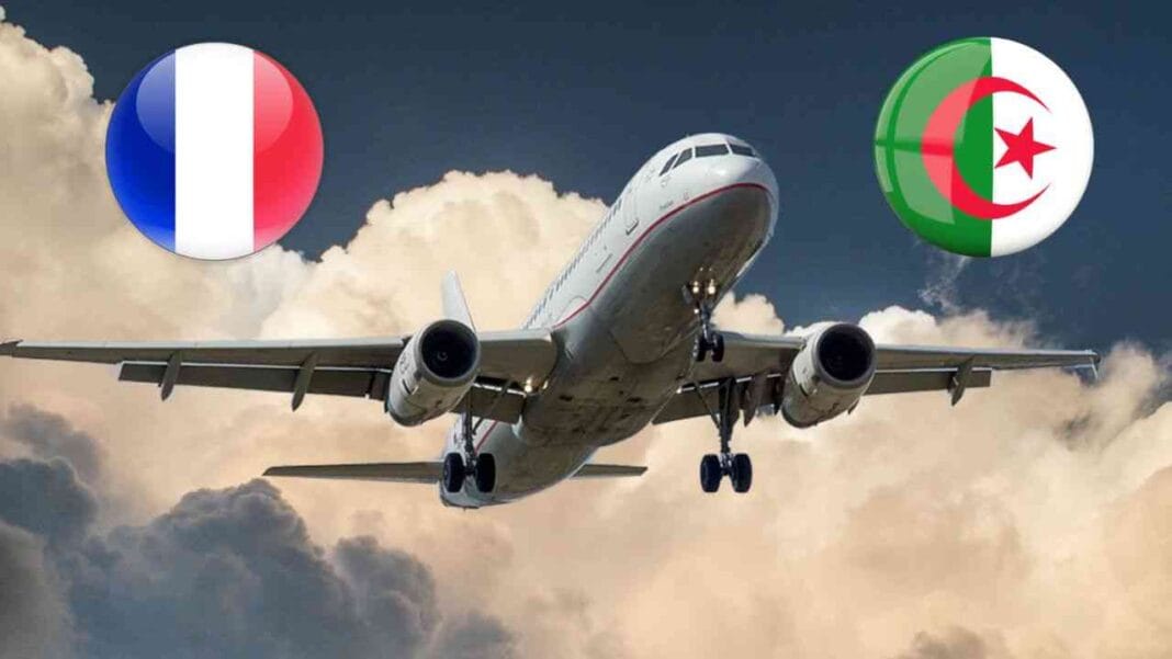 Avion en vol avec drapeaux de la France et de l'Algérie.