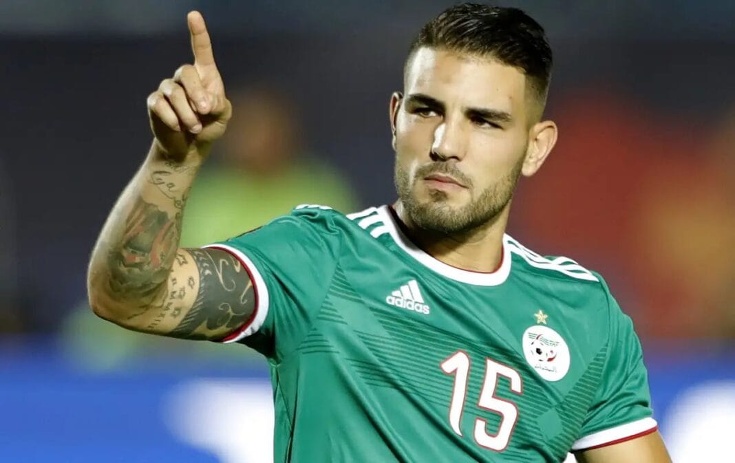 Altercas entre Belmadi-Benrahma : Les révélations de Andy Delort Andy Delort en maillot vert, pointant du doigt lors d'un match.