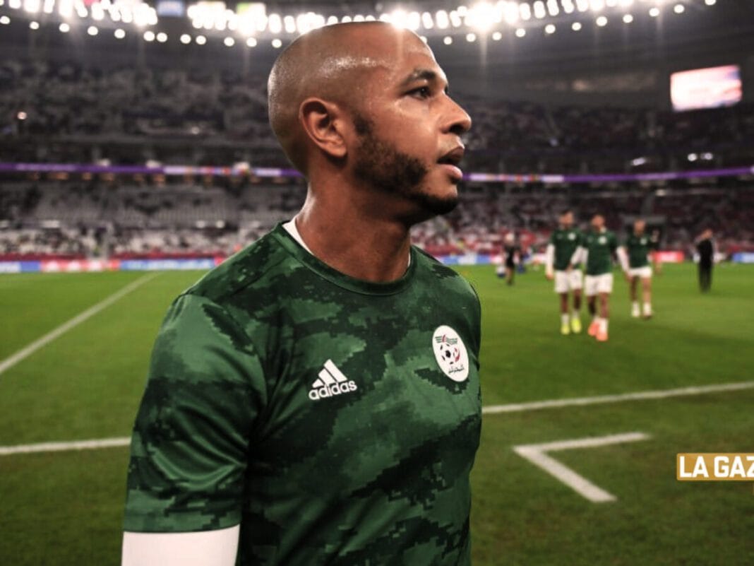 Joueur algérien sur le terrain lors d'un match de football.