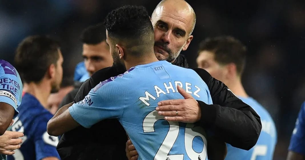 Mahrez et Guardiola en embrassant après un match de football.