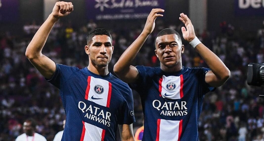 PSG : le marocain Hakimi voit l’avenir en grand Hakimi et Neymar en célébration sur le terrain du PSG.