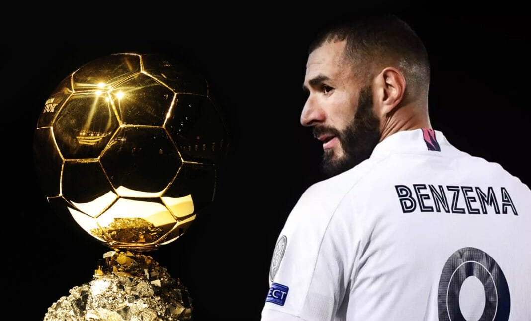 Karim Benzema avec le Ballon d'Or 2022 en or.