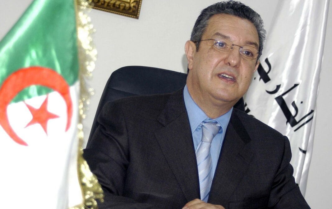 Corruption en Algérie: l’ex ministre Mohamed Loukal condamné à 7 ans de prison ferme Mohamed Loukal, ancien ministre des Finances, lors d'une réunion officielle en Algérie.