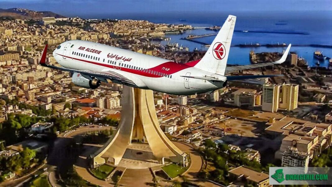 Avion Air Algérie en vol au-dessus de la ville de Mostaganem.