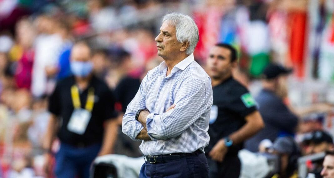 Mauvaise nouvelle. Maroc, Algérie : Halilhodzic victime d’un cambriolage Hassan Halilhodzic observant un événement sportif en plein air.