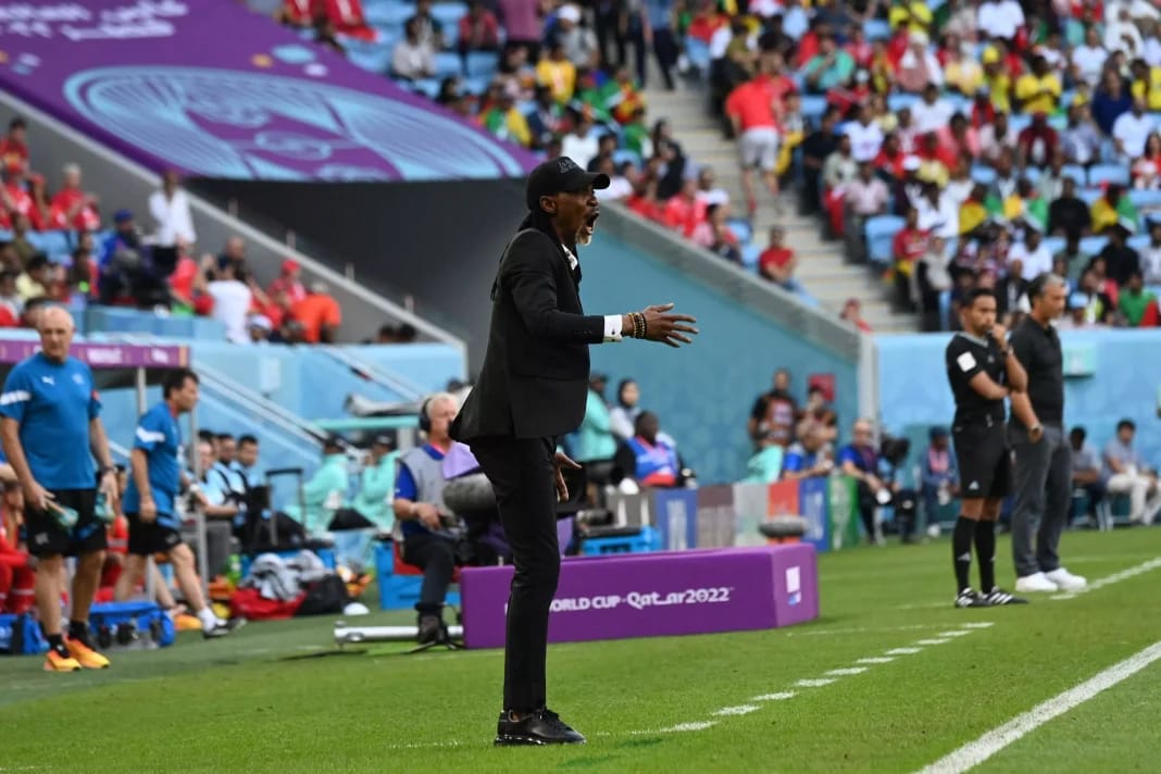 Cameroun. Coupe du monde: ” On ira en Finale ” dixit Rigobert Song Rigobert Song, entraîneur, sur le bord du terrain lors de la Coupe du Monde 2022.