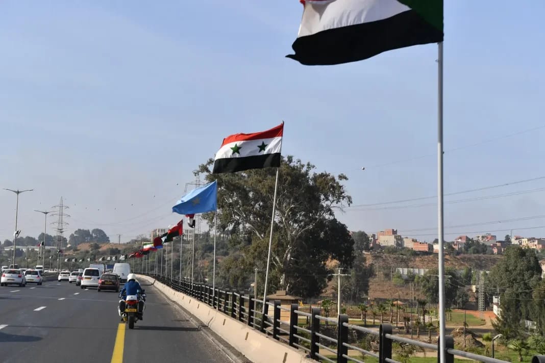 Les pays arabes tiennent en Algérie leur premier sommet en trois ans Drapeaux des pays arabes flottant en Algérie lors du sommet.