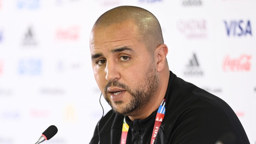 Madjid Bougherra, entraîneur, lors d'une conférence de presse.